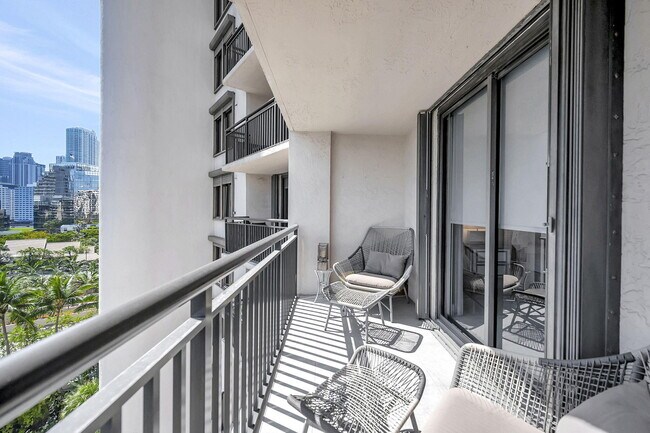 Building Photo - 540 Brickell Key Dr