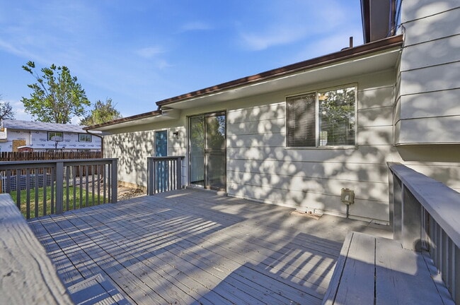 Building Photo - 2,595.95-  3 Bed, 1.5 Bath Home In Longmont with Great Backyard and In Unit Laundry!
