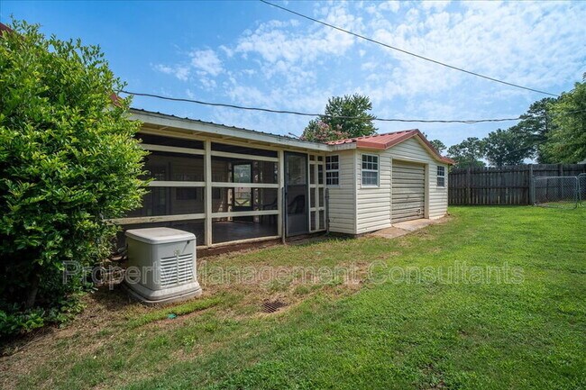 Building Photo - 2524 Chickasaw Dr