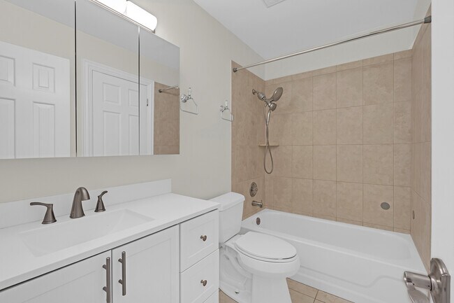 Building Photo - 608 W Inverrary Ln