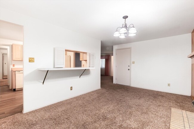 Building Photo - Vintage 5 bed Home in Green Mountain Estat...