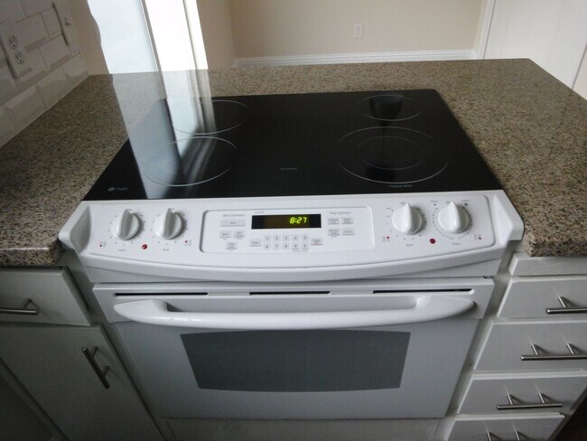 Building Photo - Very Nice Condo