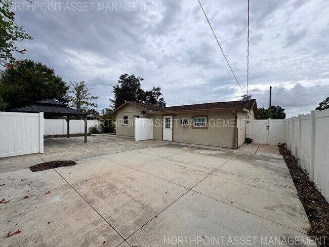 Building Photo - PRICE REDUCED FOR QUICK MOVE IN!! 2-2 Home plus 1 bed-1 bath Mother in Law Suite!