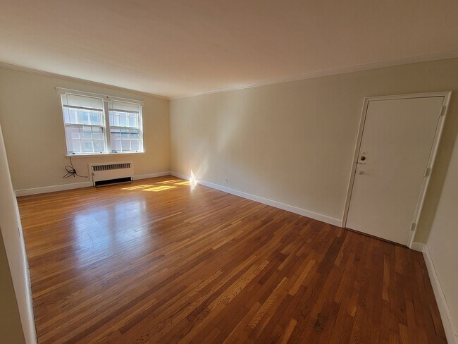 Building Photo - 56 Elm St
