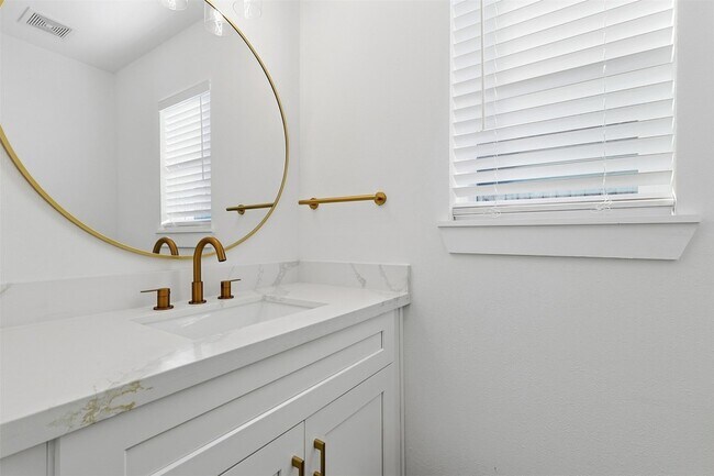 Building Photo - 2410 Del Norte St