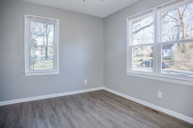 Building Photo - SEE IT NOW: Adorable 2-Bed Home with Bright Interiors in Independence!