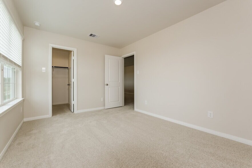 Building Photo - 16435 Honeysuckle Hl Dr