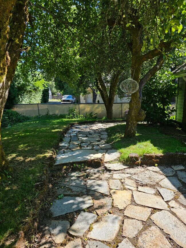 Building Photo - 1310 18th St NE