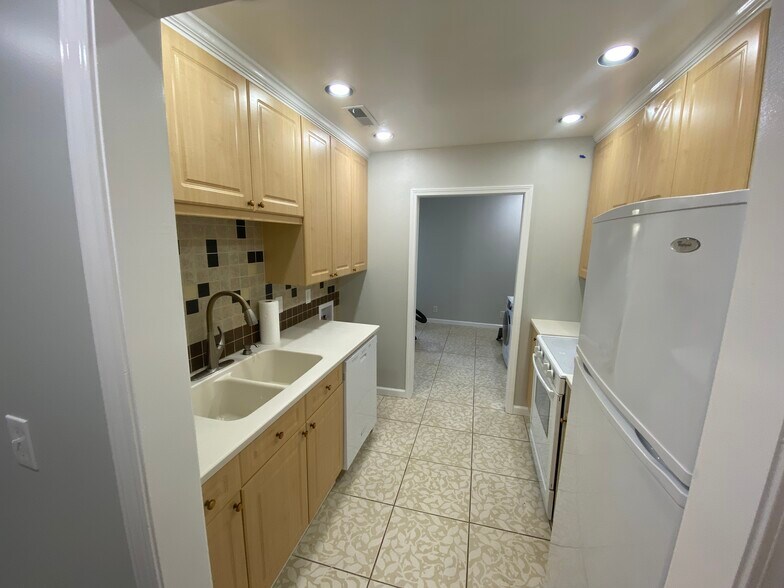 Building Photo - 515 Basswood Ave