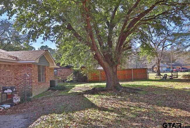 Building Photo - 806 Neches Dr