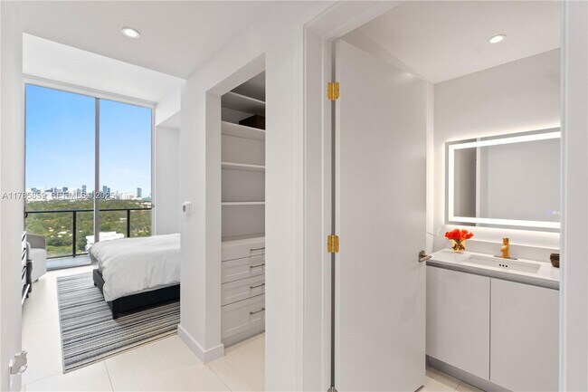 Building Photo - 2678 Tigertail Ave