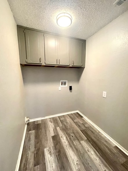 Building Photo - 120 York Dr