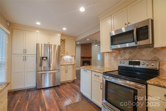 Building Photo - 2434 Dryden Ln
