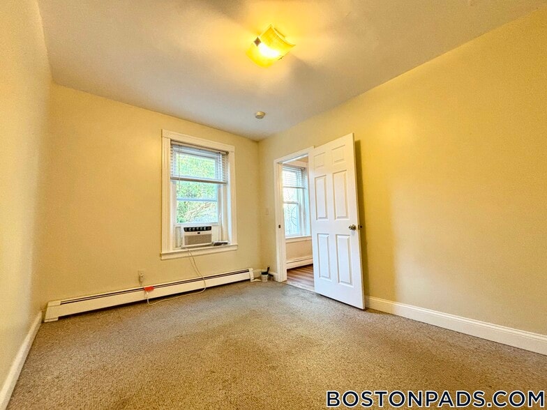 Building Photo - 18 Holmes St