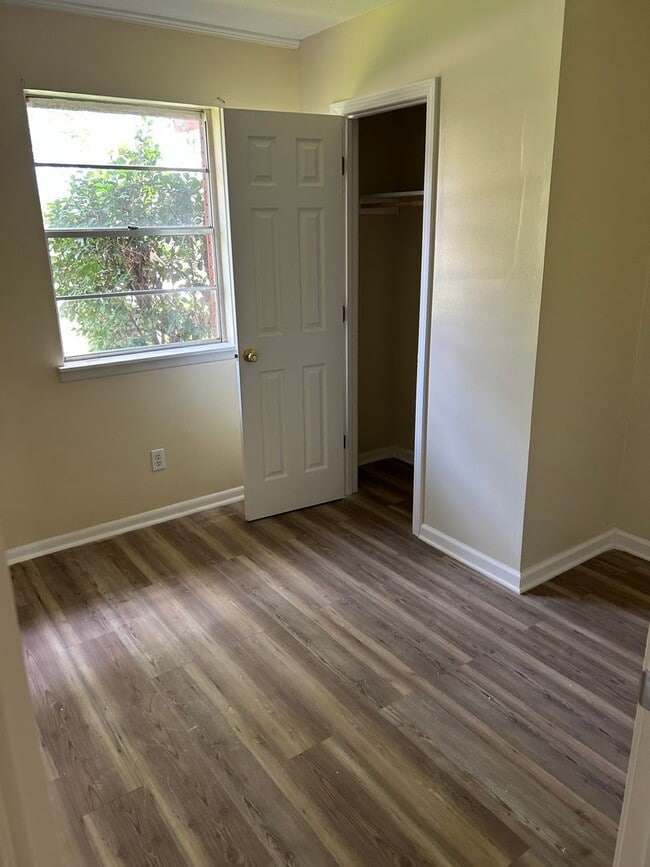 Building Photo - 3 Bedroom and 2 bathroom home