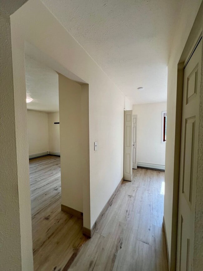 Building Photo - 3 Bedroom Home / 2-Car Garage / No Pets