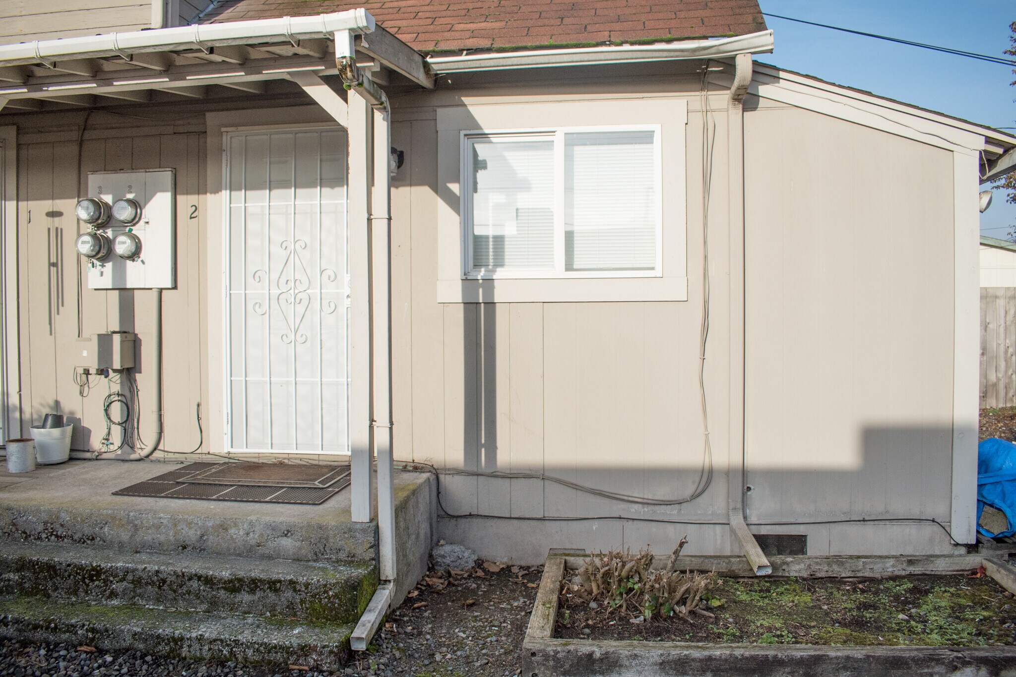 Front, private entry - 1007 W Main St