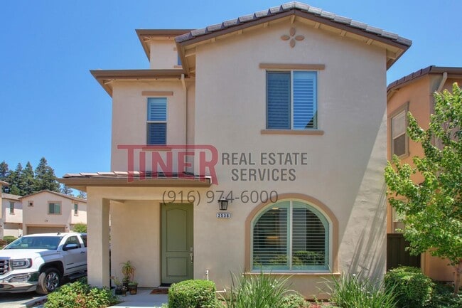 Building Photo - Huntington Sierra Oaks Gem with Fabulous A...