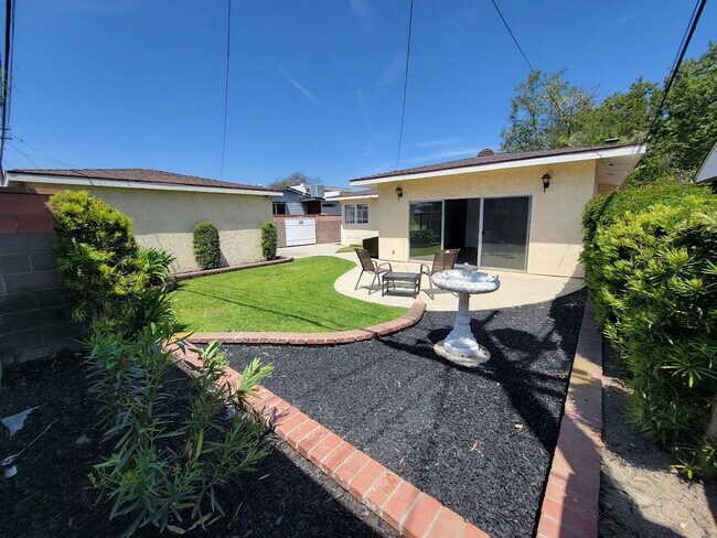 Building Photo - SPACIOUS 3BD/2BA WITH GARAGE, LAUNDRY AND ...
