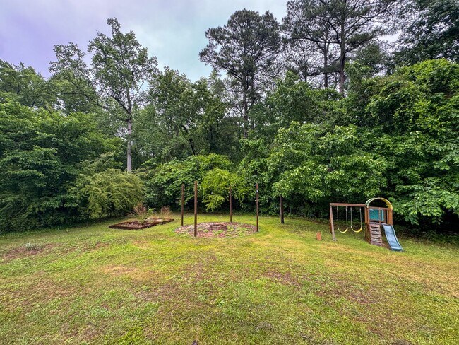 Building Photo - Charming 3 Bed 1.5 Bath Home Close to Fort Liberty