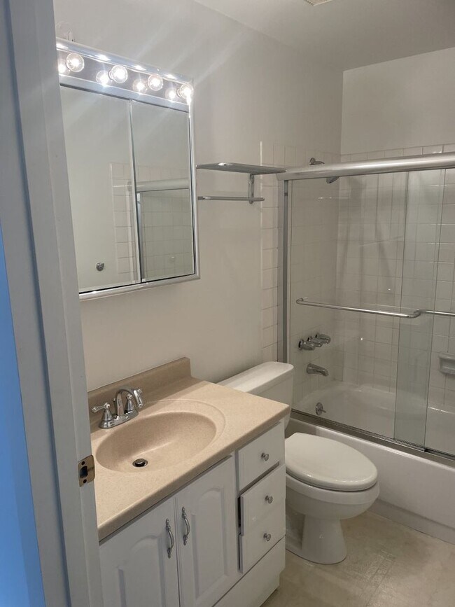 Building Photo - Amazing 2 Bedroom Available in Sought Afte...