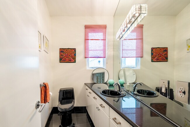 Building Photo - 15425 Antioch St