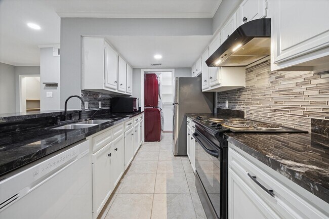 Building Photo - 11811 Algonquin Dr