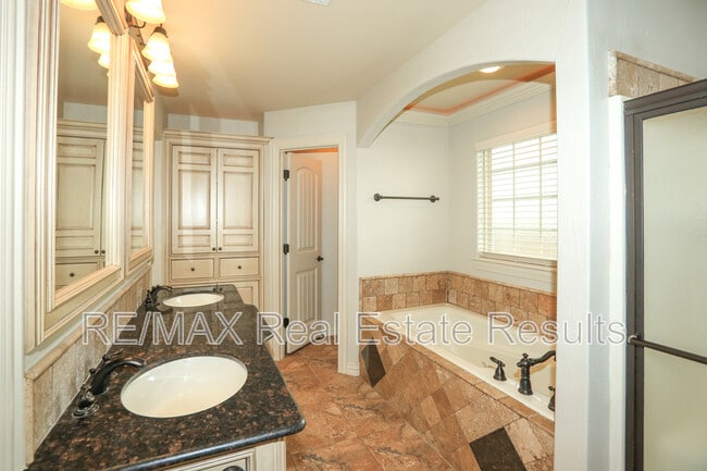 Building Photo - 3607 SW Birchton Ave