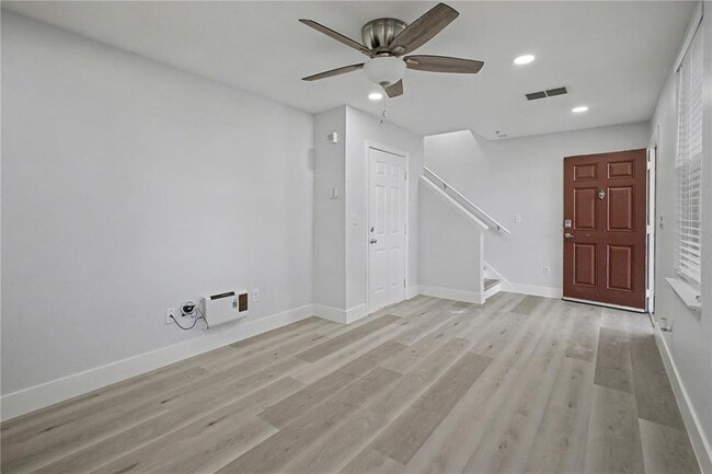 Building Photo - 1042 WATERSIDE Dr