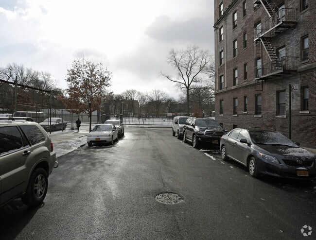 Building Photo - 2564 Creston Ave