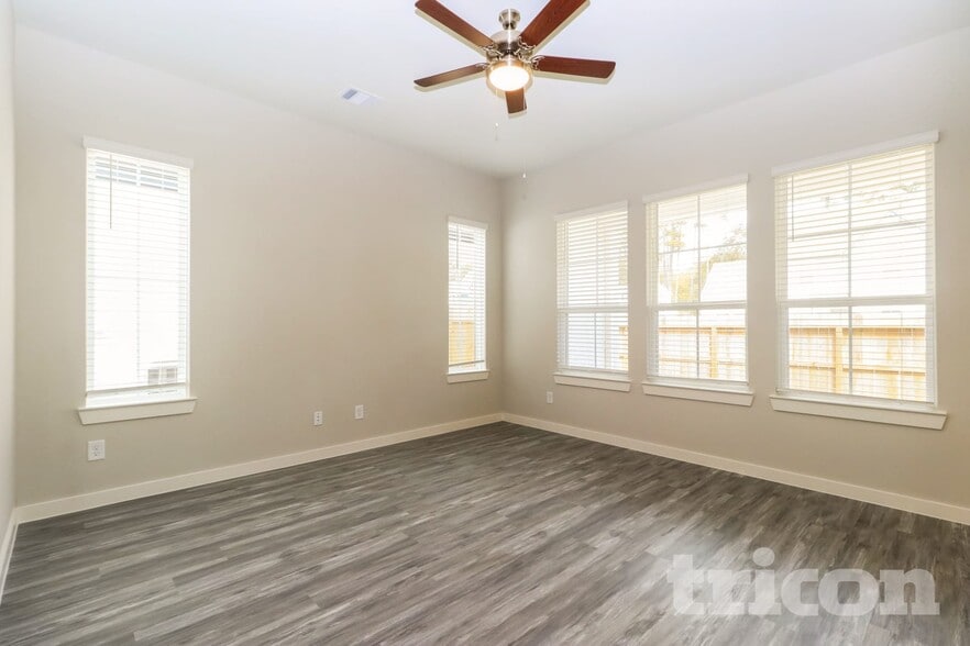 Building Photo - 9835 Willow Creek Commerce Dr