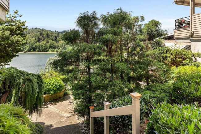 Building Photo - Stunning Riverfront Townhome in Sellwood