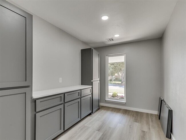 Building Photo - Look at this beautiful home!