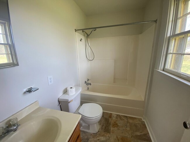 Building Photo - 3bed/2bath home on a HUGE FENCED LOT!!!!!!!!