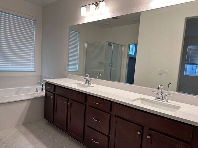 Building Photo - Beautiful/Spacious 3/2.5 (SOLAR) Natomas!  Please reference ad for viewings!