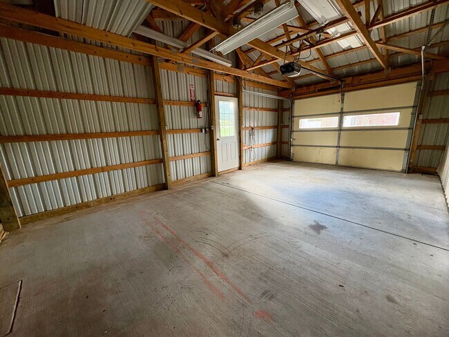 Building Photo - 3 Bedroom 2 Bathroom in Annville w/Huge Ga...