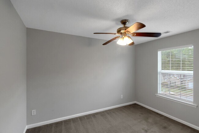 Building Photo - 4 Bedroom 3 bath Gorgeous Home