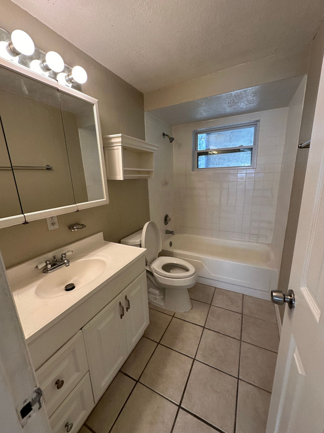 Building Photo - Beautiful 3 Bedrooms 1.5 baths Single Fami...