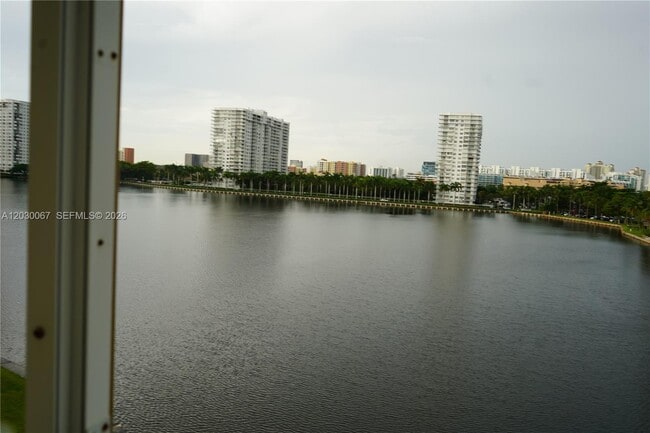 Building Photo - 2999 Point E Dr