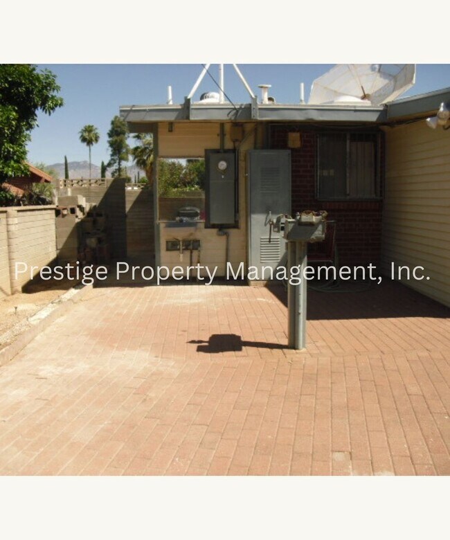 Building Photo - Beautifully and Spacious East Side Home!