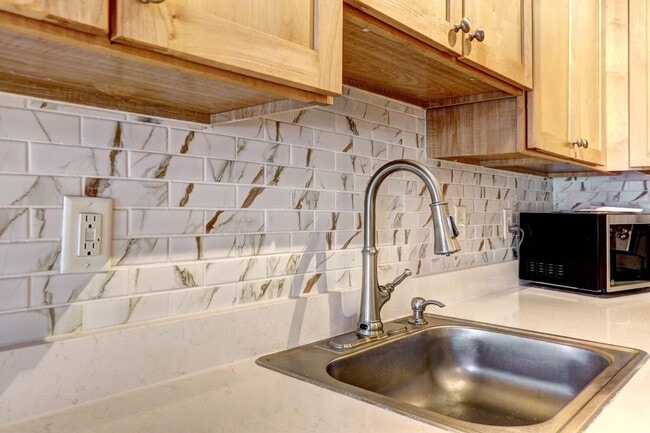 Building Photo - Renovated 1 Bedroom 1 Bathroom Townhome in the Posh Steel Yards Development! Available July 2025