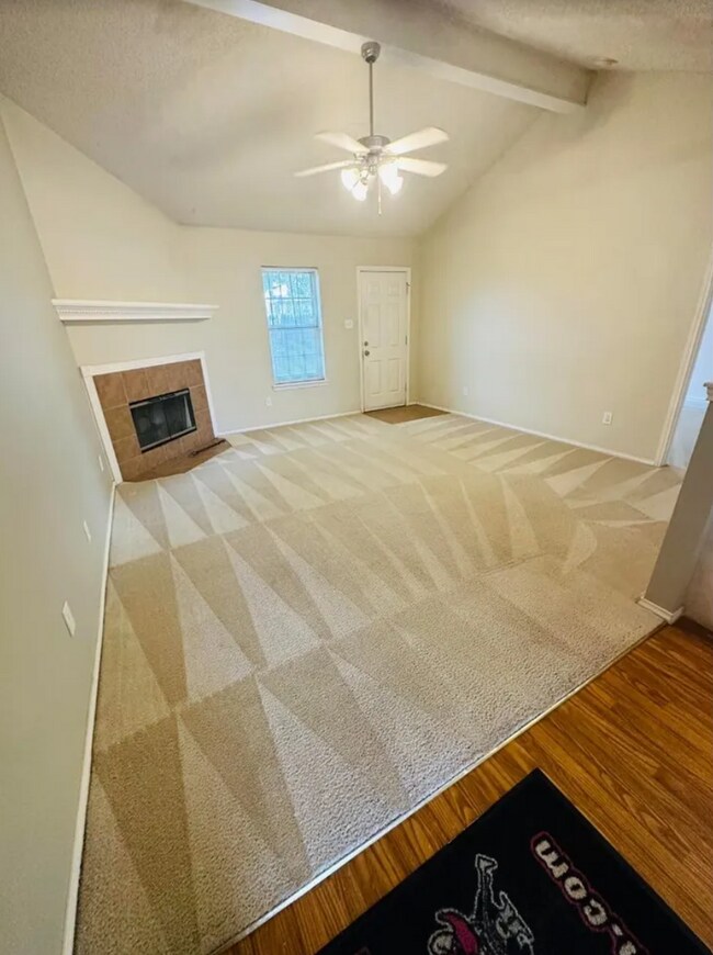 Building Photo - Spacious 3 Bedroom Home