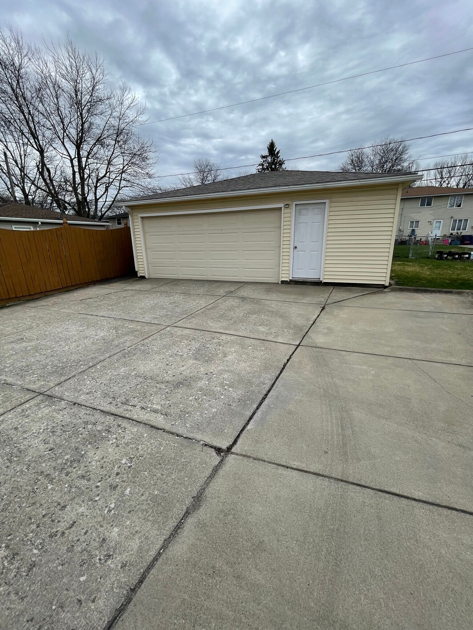 Building Photo - 227 Sunshine Dr