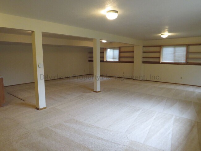 Building Photo - Spacious 3 Bedroom House on the West Side with Mountain Views