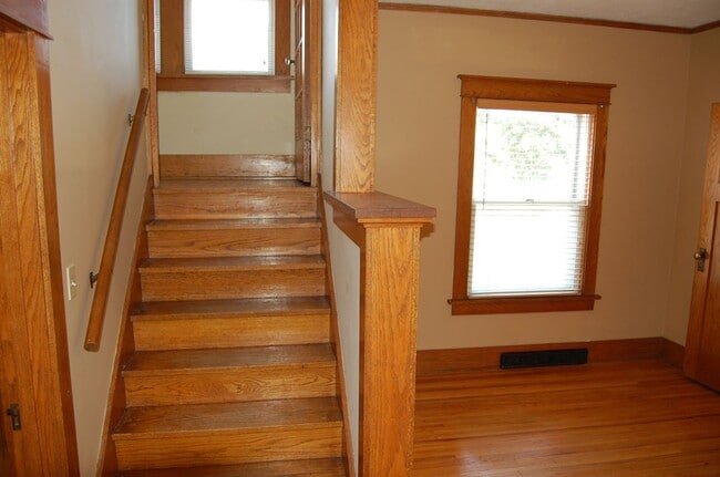 Building Photo - Classic charm in Near South!