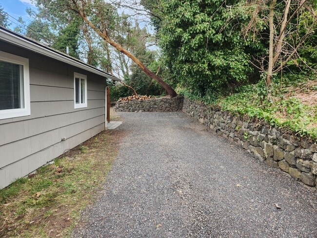 Building Photo - 2 Bedroom Duplex!!