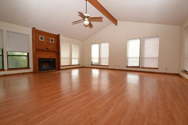 Building Photo - Large 3/2 in Great Hills w/ Treetop Views