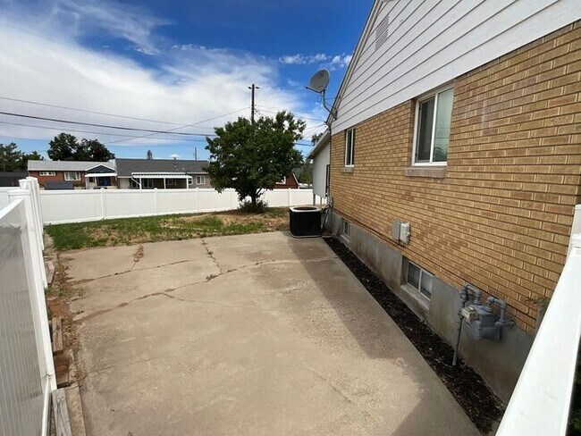 Building Photo - 4 Bedroom 2 Bath 2 Car Garage Home- Dog Friendly and RV parking.