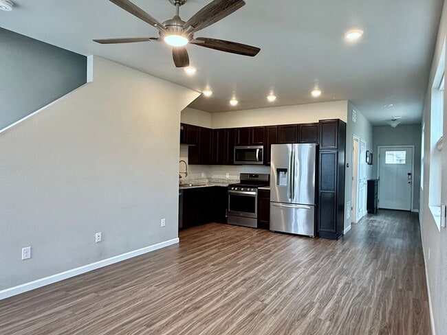 Building Photo - Wonderful End Unit 2 Bed/2.5 Bath Townhome...