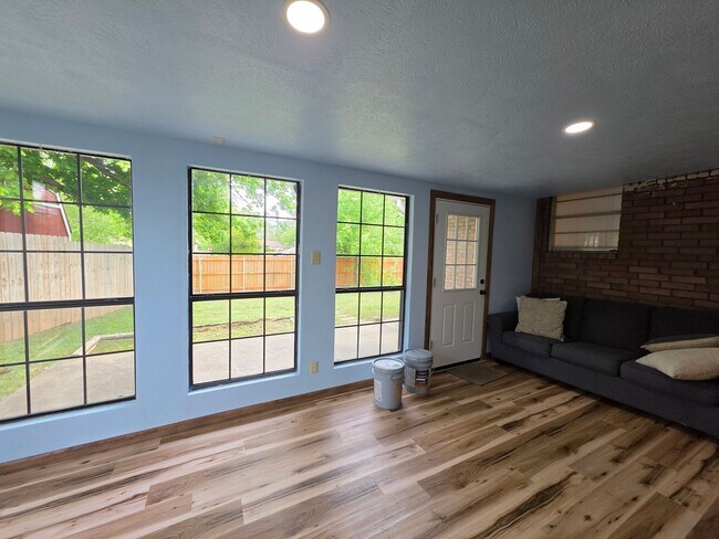 Building Photo - Cute 4 bedroom home in Shawnee